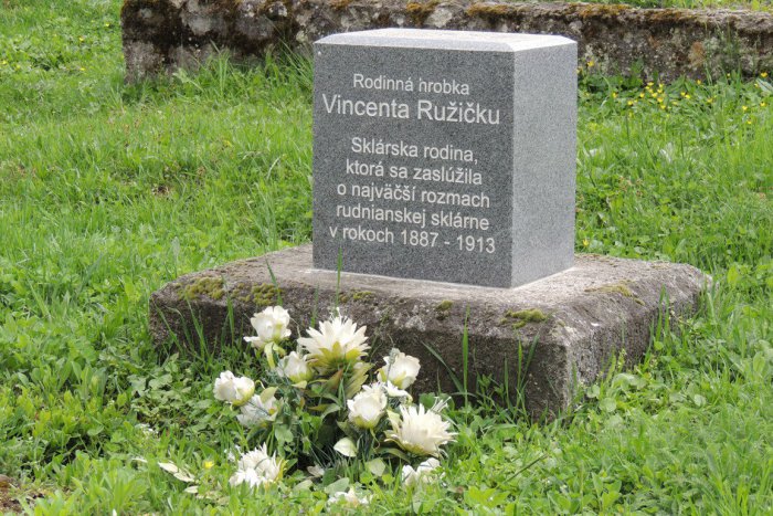 Ilustračný obrázok k článku Výrobky z neďalekej obce vyvážali aj do Egypta: Sklársku rodinu si uctili pomníkom