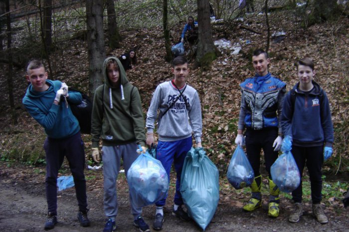 Ilustračný obrázok k článku FOTO: Metly sa chopili malí i veľkí, aby bolo Brezno krajšie a čistejšie