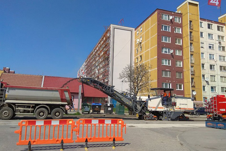 Ilustračný obrázok k článku Začala sa oprava ciest v Zámkoch: Ako prvá prišla na rad ulica Janka Kráľa, FOTO