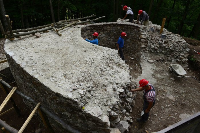 Ilustračný obrázok k článku Hrad nad obcou Obišovce? Zachoval sa v prapôvodnej podobe, láka turistov