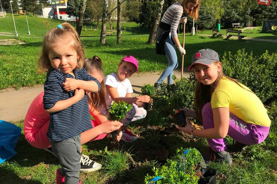 Ilustračný obrázok k článku FOTO: Malí aj veľkí Bystričania nelenili. Spoločnými silami vyčistili známe ihrisko
