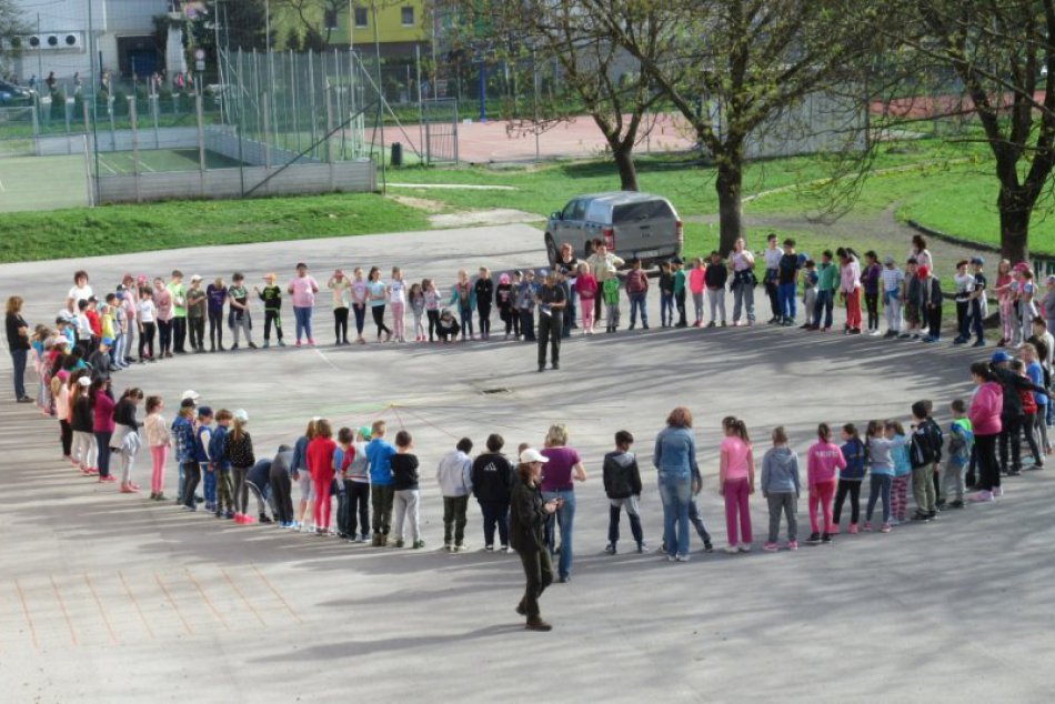 Ilustračný obrázok k článku FOTO: Nevšedné vyučovanie na revúckej škole. Takto si žiaci pripomenuli Deň Zeme