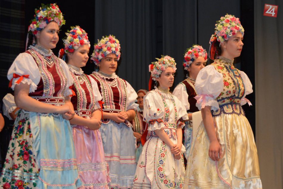 Ilustračný obrázok k článku Presná STOVKA fotiek: Pozrite si priebeh krajskej súťaže Nositelia tradícií 2018