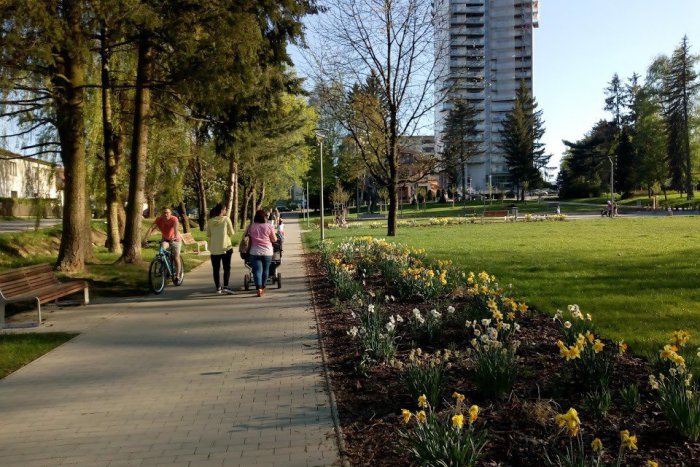 Ilustračný obrázok k článku Žilinčania si užívajú krásnu jar: FOTO z Bôrického parku