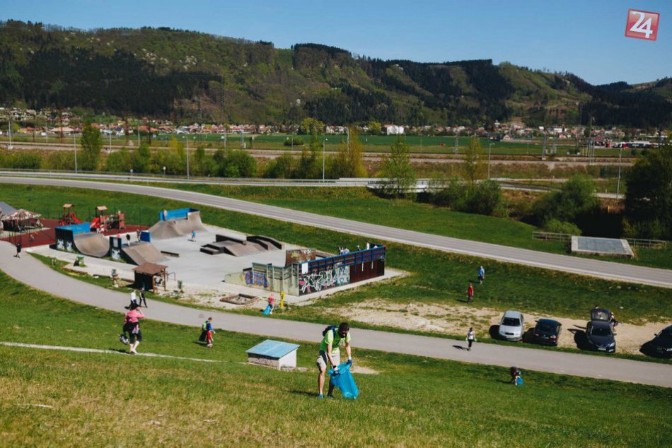 Ilustračný obrázok k článku Stovky Žilinčanov upratovali mesto: Pracovná atmosféra na FOTKÁCH