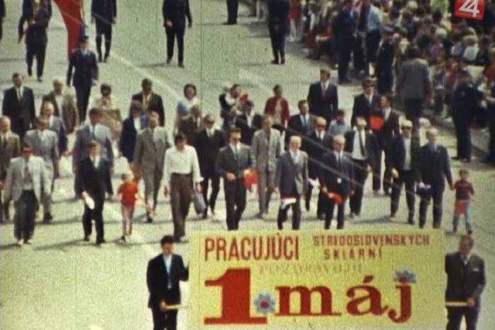 Ilustračný obrázok k článku RETRO máj v Lučenci: Príďte na guláš za 5 Kčs! Ako sa oslavovalo za socíku?