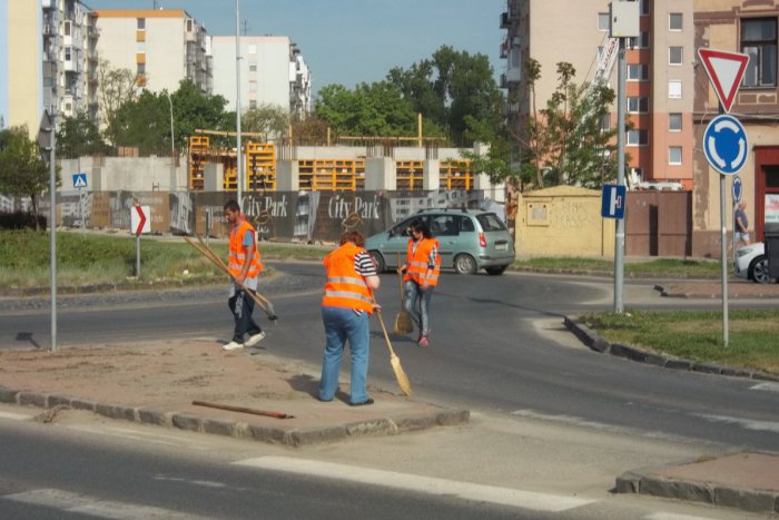 Ilustračný obrázok k článku V uliciach Šale sa aktívne pracuje: Začalo sa generálne upratovanie, FOTO
