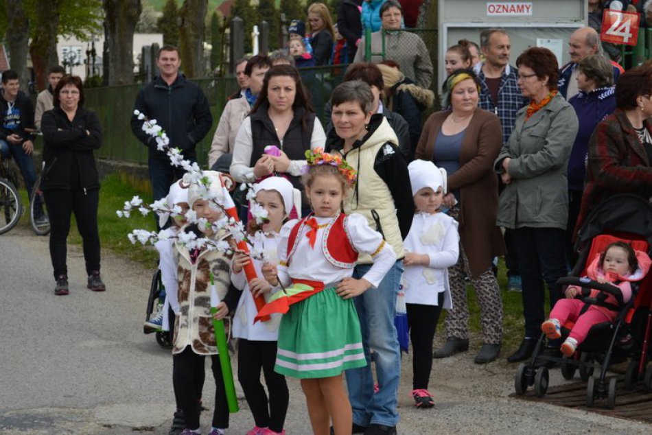 Ilustračný obrázok k článku Prehľad veselíc v Považskej a okolí: Kde a kedy sa vztýčia máje? FOTO