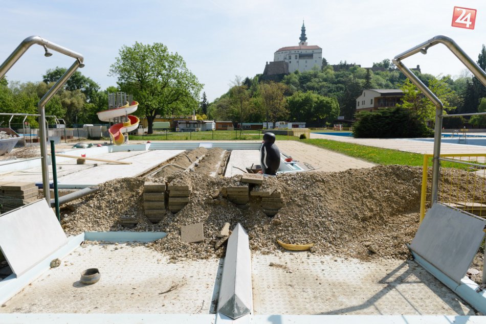Ilustračný obrázok k článku Na mestskom kúpalisku v Nitre je rušno: Začala sa oprava bazénov, FOTO