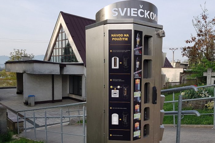 Ilustračný obrázok k článku Na mestskom cintoríne v Humennom nájdete novinku: Je ňou sviečkomat!