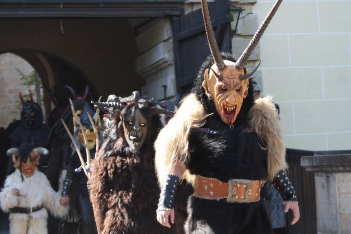 Ilustračný obrázok k článku Otváračka sezóny v Bojniciach: Atmosféra strašidelného sprievodu na FOTKÁCH