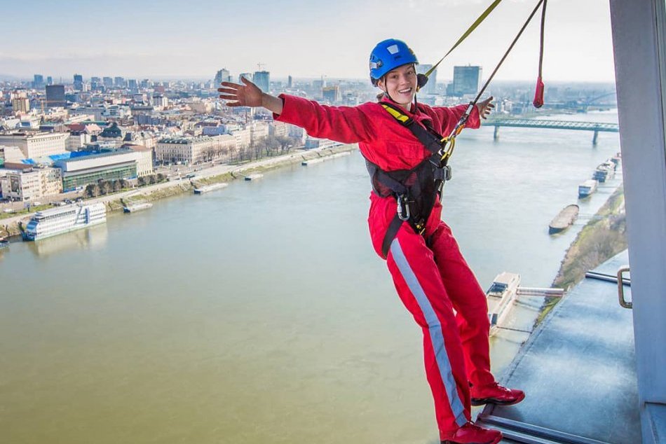 Ilustračný obrázok k článku Jedinečná atrakcia: UFO nad Mostom SNP ponúka nočnú prechádzku v oblakoch