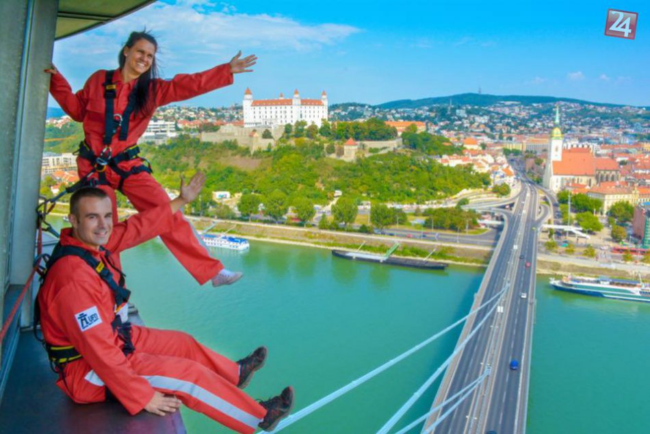 Ilustračný obrázok k článku Milujete adrenalín? Prejdite sa vo výške 85 metrov po lávke UFA alebo sa z neho spustite