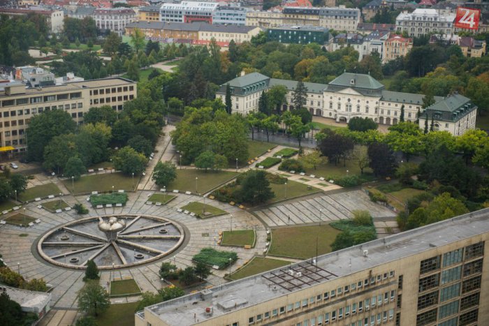 Ilustračný obrázok k článku Námestie slobody mení svoju tvár: Pribudne ihrisko, obnovia zeleň a spevnia chodníky