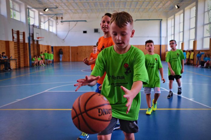 Ilustračný obrázok k článku Nápaditá akcia: Žiarske deti pustili mobily a vyrazili do telocvične, FOTO