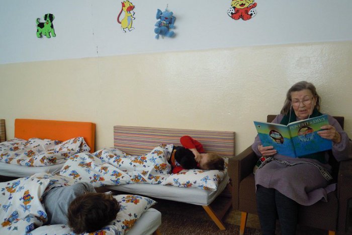 Ilustračný obrázok k článku Dôchodcovia čítajú rozprávky škôlkarom: Most generácií spája v Petržalke už niekoľko rokov