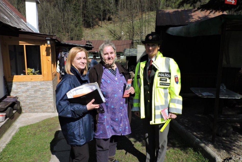 Ilustračný obrázok k článku Nevšedná návšteva v obciach pri Bystrici. Polícia prišla s poštou za seniormi