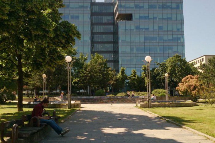 Ilustračný obrázok k článku Na Kollárovom námestí pribudne veľká podzemná garáž. Na jej streche vyrastie nový parčík