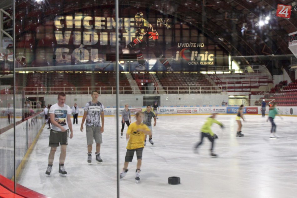 Ilustračný obrázok k článku V Bystrici po sezóne ľad netopia. Prvé letné korčuľovanie možno aj s hokejovými trofejami