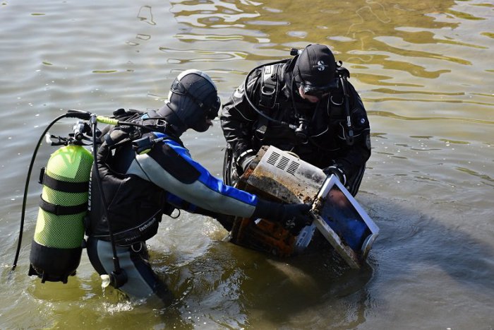 Ilustračný obrázok k článku Potápači vyčistili dno Kuchajdy. Vylovili historicky najmenej odpadu