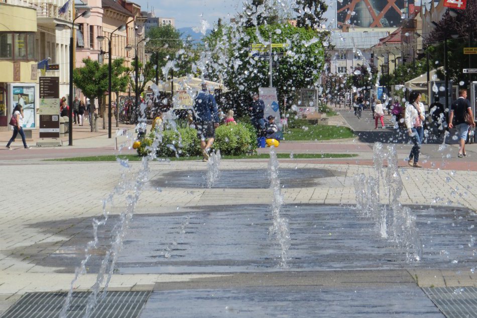 Ilustračný obrázok k článku Fontány na michalovskom námestí v plnej kráse: Už ich spustili, FOTO