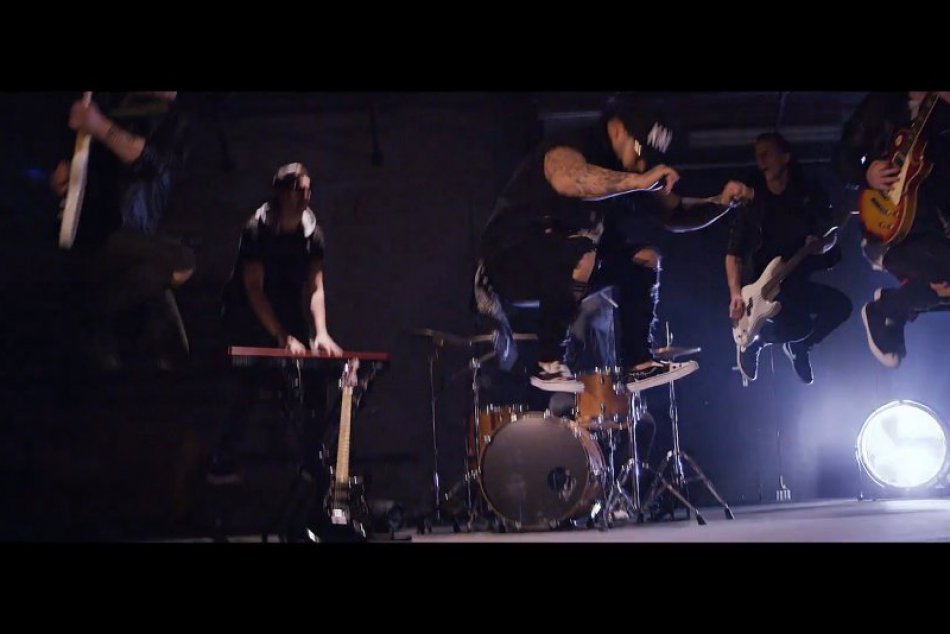 Ilustračný obrázok k článku VIDEO: Keď sa rockeri spoja s raperom. Nový klip Kaliho s bystrickými Reunion