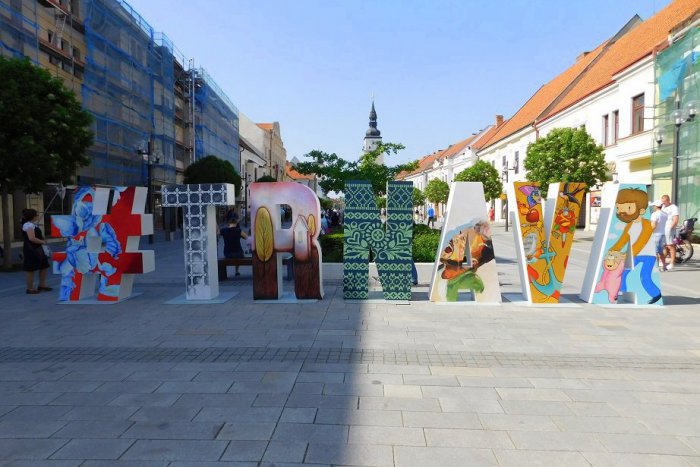 Ilustračný obrázok k článku FOTO: Trnava má novú dominantu: Aké posolstvá vystihuje nový nápis?