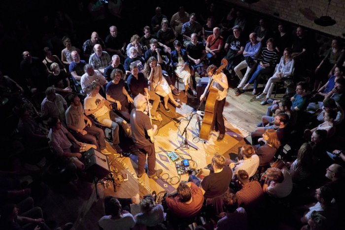 Ilustračný obrázok k článku FOTO: Americkí muzikanti si podmanili lučenecké publikum, koncert vypredali