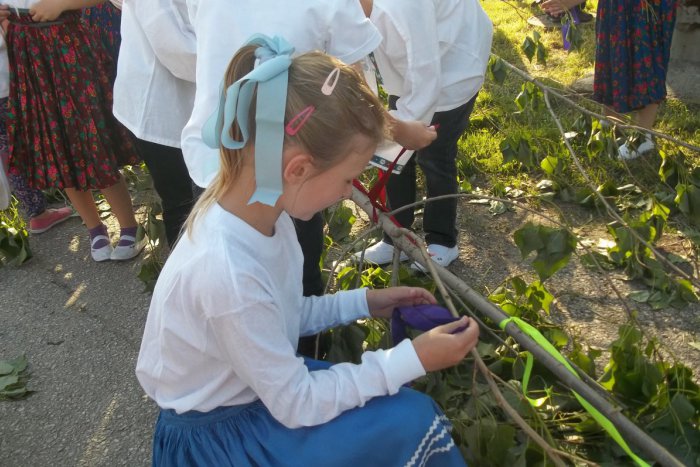 Ilustračný obrázok k článku FOTO, Vo Veči postavili máj: Pomáhali deti i miestni hasiči