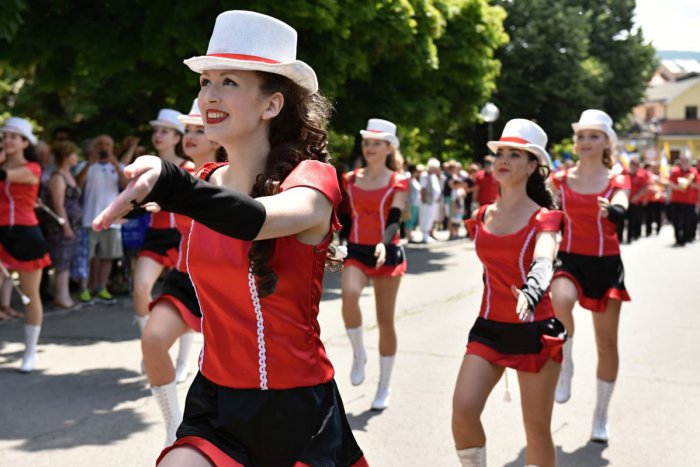 Ilustračný obrázok k článku Na majstrovstvá prídu mažoretky z celého Slovenska: Čaká nás sprievod Hlohovcom!