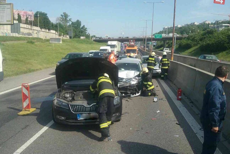 Ilustračný obrázok k článku Mimoriadna správa: Za tunelom Sitina sa zrazilo šesť áut. Na mieste zasahujú hasiči