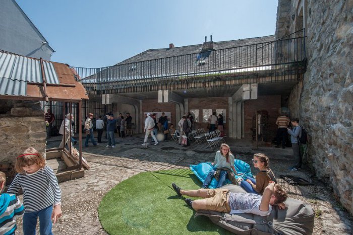 Ilustračný obrázok k článku Jarné Kapitulské dvory vás zlákajú do tajných zákutí najromantickejšej ulice Bratislavy