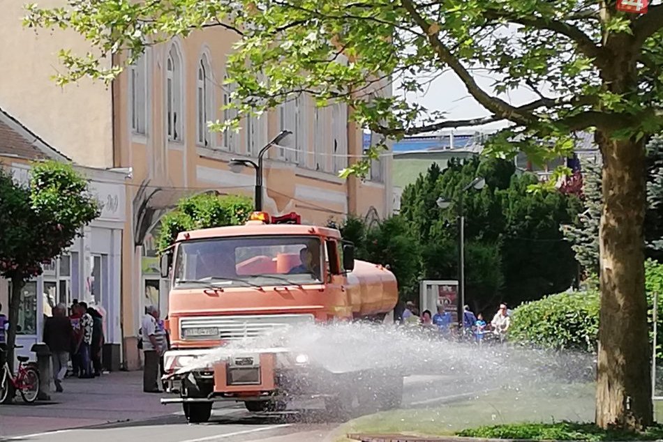 Ilustračný obrázok k článku V Michalovciach bojujú proti horúčavám: Kropia aj pešiu zónu