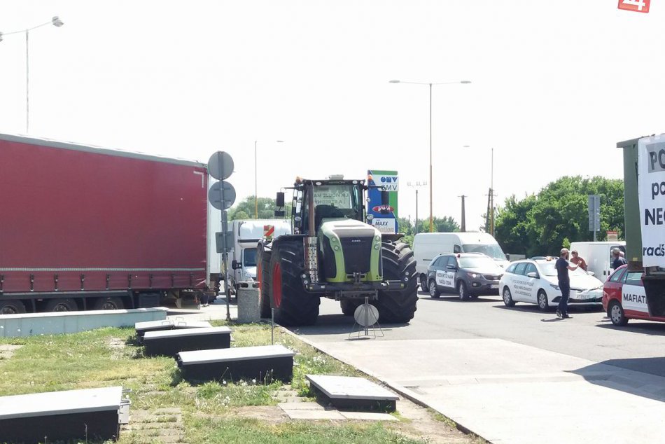 Ilustračný obrázok k článku FOTO a VIDEO: V Košiciach boli v akcii farmári. Protest na poľnohospodárskych strojoch!