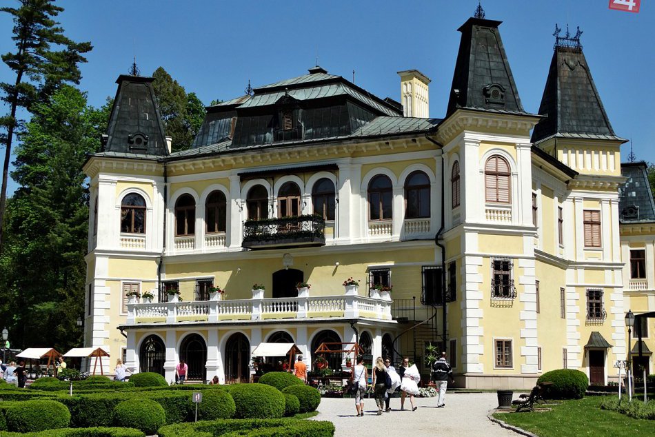 Ilustračný obrázok k článku Okolie kaštieľa v Betliari zaplnili pestrofarebné kvety: Gróf obľuboval najmä exotiku, FOTO