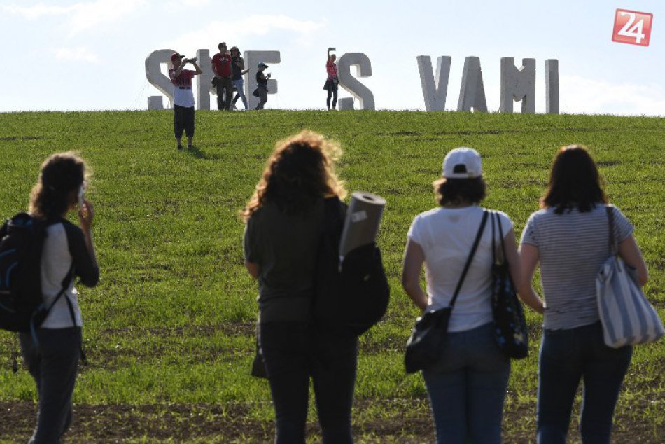 Ilustračný obrázok k článku Namiesto svadby, spomienkový koncert: Ľudia podporili rodiny zavraždeného páru, FOTO