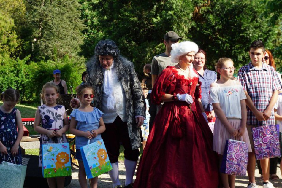 Ilustračný obrázok k článku FOTO: Vynášanie rastlín pod dohľadom šľachty. Čo sa dialo v Topoľčiankach?