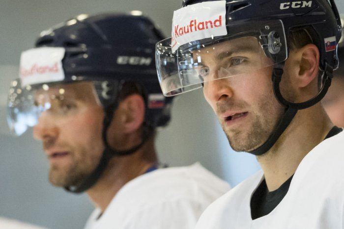 Ilustračný obrázok k článku Hokejové prekvapenie počas MS: Sekera a Graňák prekvapili budúcich manželov