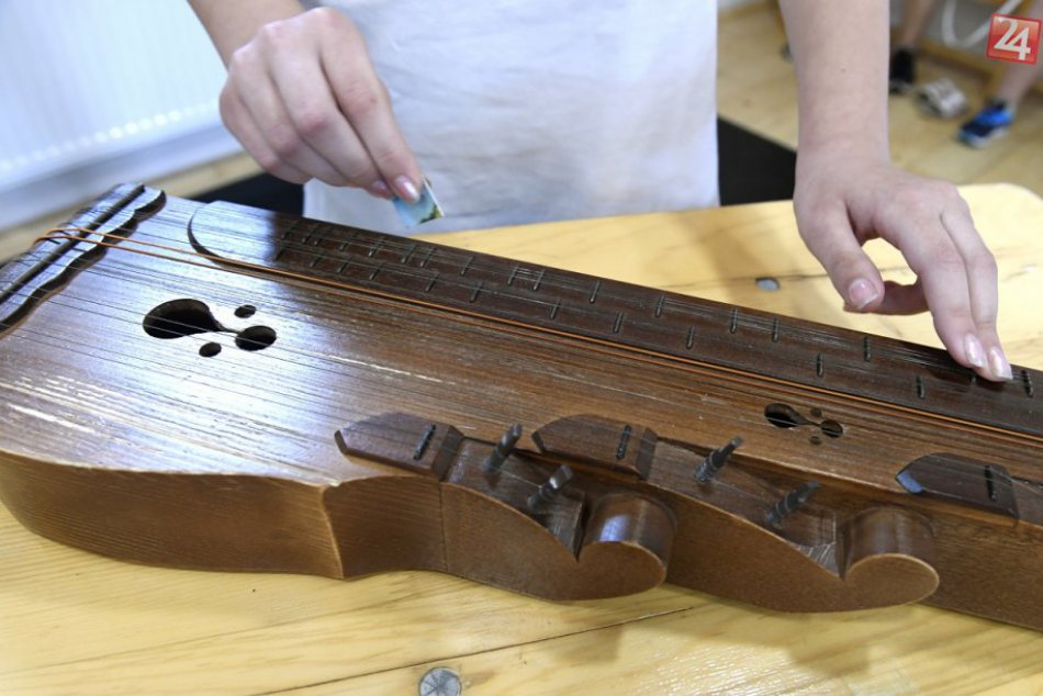 Ilustračný obrázok k článku Základná škola v okrese Košice-okolie: Hre na takýto nezvyčajný nástroj sa tam venujú