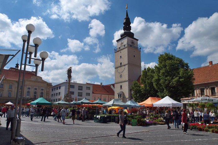 Ilustračný obrázok k článku Lákavý program Májového kvetu v Trnave: Jarmok, mažoretky, dielne a farebná krása