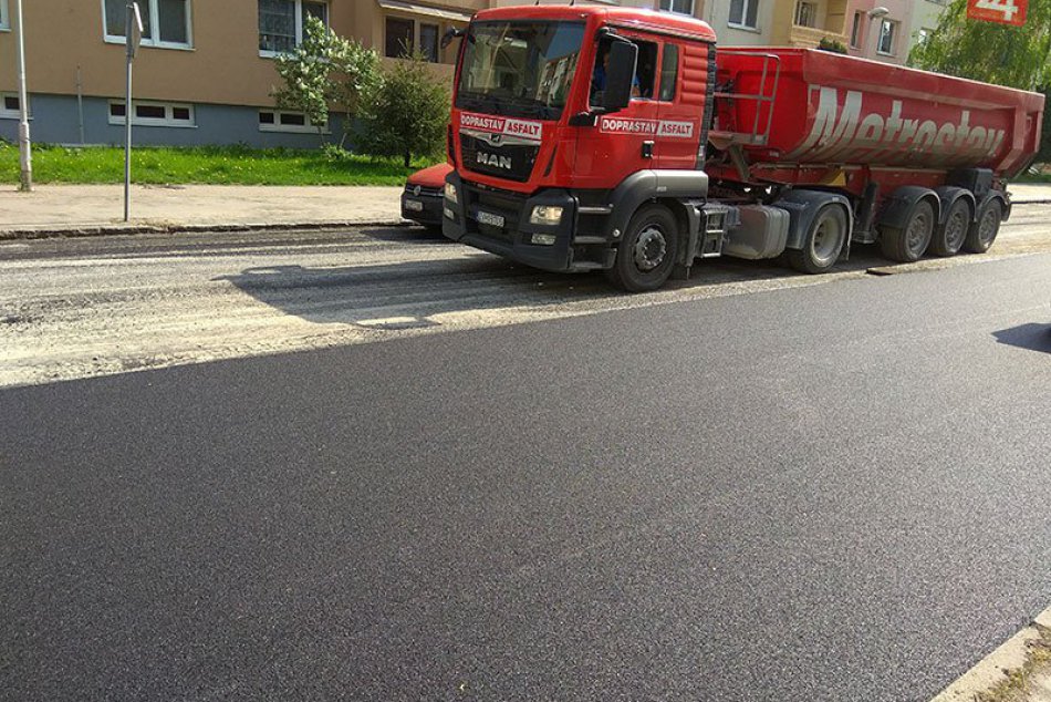 Ilustračný obrázok k článku Novinka pre šoférov v Zámkoch: Výtlky na cestách môžu nahlasovať elektronicky