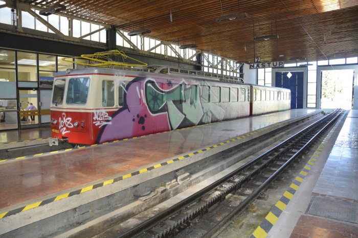 Ilustračný obrázok k článku Hrdinstvo na nesprávnom mieste: Neznámi páchatelia grafitmi postriekali zubačku