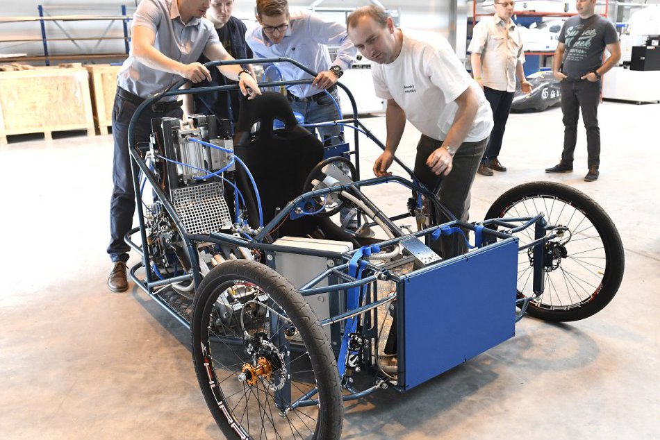 Ilustračný obrázok k článku Palec hore pre strojárov z TUKE: Vyrobili prvé slovenské auto na stlačený vzduch