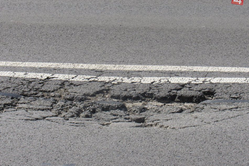 Ilustračný obrázok k článku To snáď nie... Na vlani vynovenej ceste na Košickej ulici v Prešove sú diery! FOTO