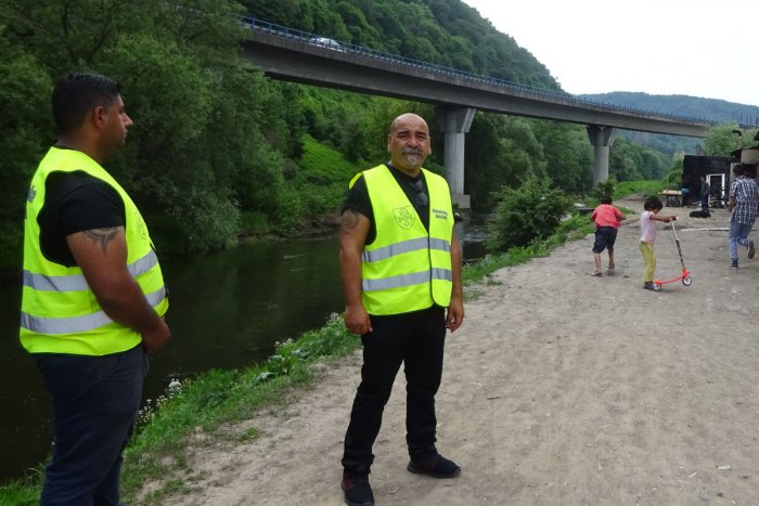 Ilustračný obrázok k článku Zoznámte sa s Róbertom a Dušanom z občianskej hliadky. Dohliadajú na poriadok pod Pustým hradom