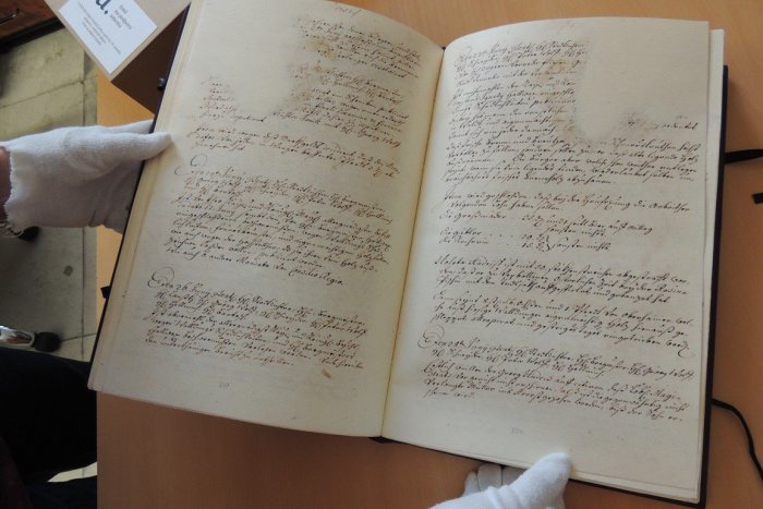 Ilustračný obrázok k článku Učiteľ z gympla natrafil na hotový poklad: Stáročná kniha prekvapila aj muzejníkov, FOTO