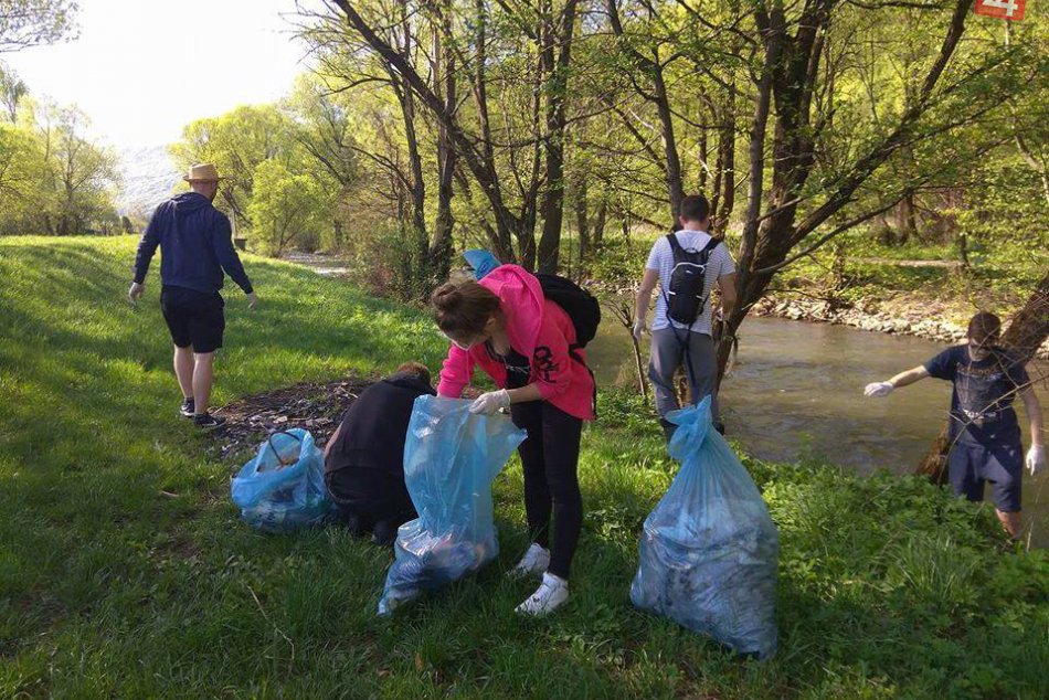 Ilustračný obrázok k článku Tínedžeri vyhrnuli rukávy a pustili sa do okolia Slanej: Aha, čo všetko našli, FOTO