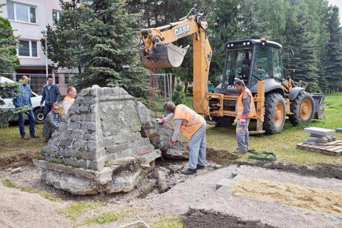 Ilustračný obrázok k článku Veľké sťahovanie: Mesto zachránilo pamätník Samuela Sekurisa, našlo preň nové miesto