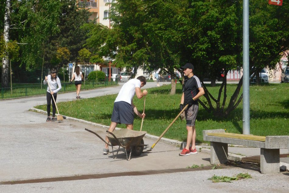 Ilustračný obrázok k článku To si zaslúži palec hore: Stovky gymnazistov skrášlili rôzne miesta v Spišskej