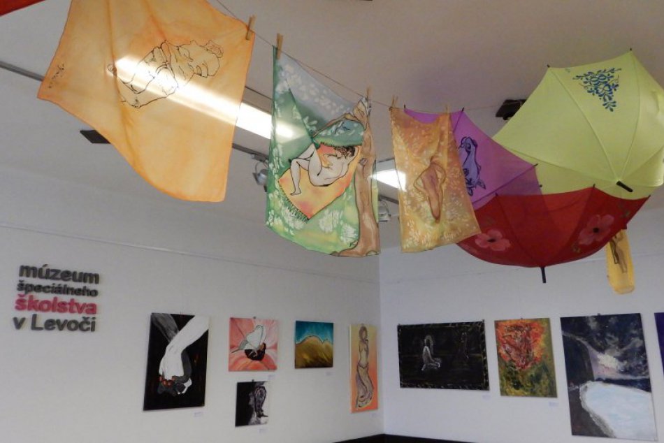 Ilustračný obrázok k článku Skutočný umelecký unikát: Maľuje svet nohami na plátno, dáždniky i šatky